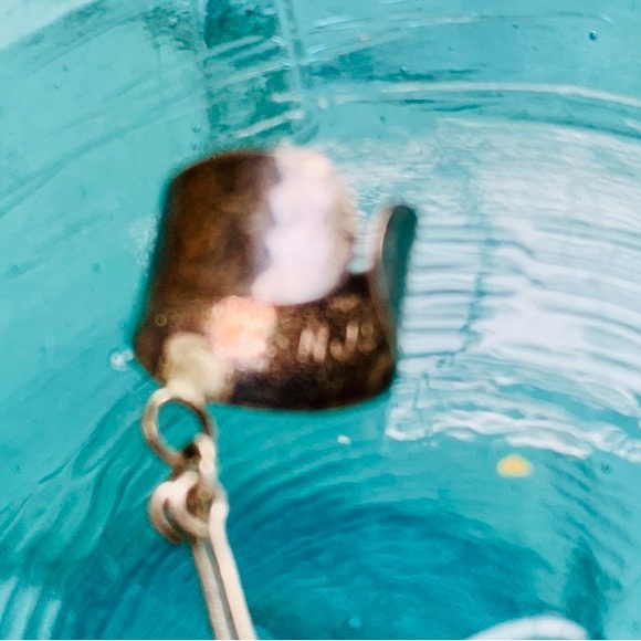 Silver hammered earclip with fresh water pearl and lapis beads - Picture 3 of 4